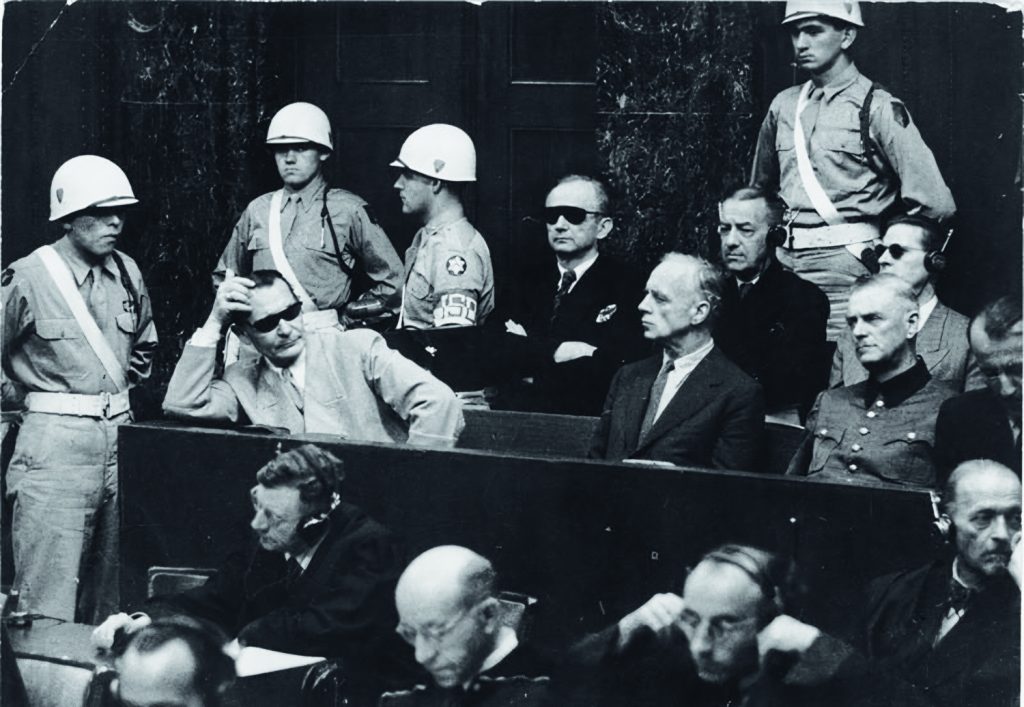 Mit Sonnenbrillen auf der Anklagebank: Hermann Göring und Karl Dönitz Foto von den Nürnberger Prozessen