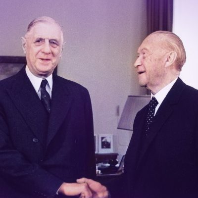 Charles de Gaulle und Konrad Adenauer (nachkoloriert) Quelle: Bundesarchiv B 145 Bild-F015892-0010, CC-BY-SA 3.0