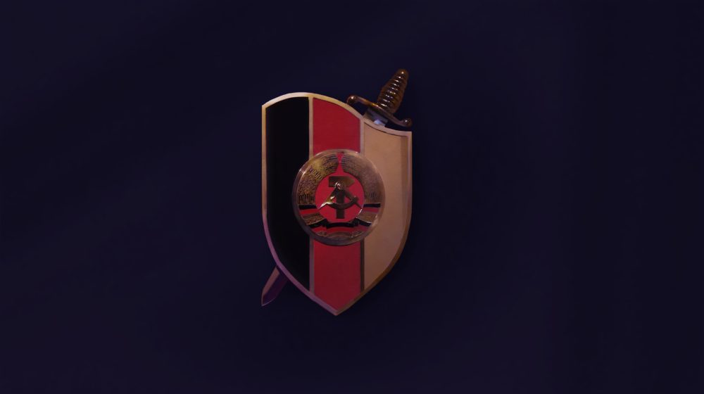 Schwert und Schild der SED (Retusche) Quelle: Fridolin Freudenfett, CC BY-SA 4