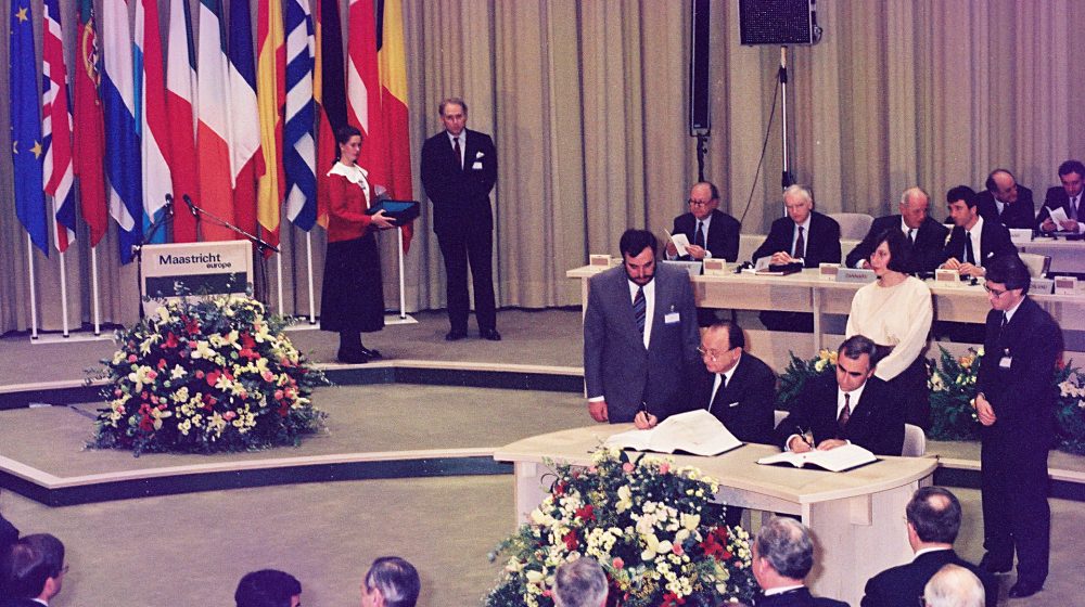 Hans-Dietrich Genscher and Theo Waigel bei der Unterschrift des Vertrags von Maastricht (Foto: Christian Lambiotte, EC Visual Service, CC BY 4.0)