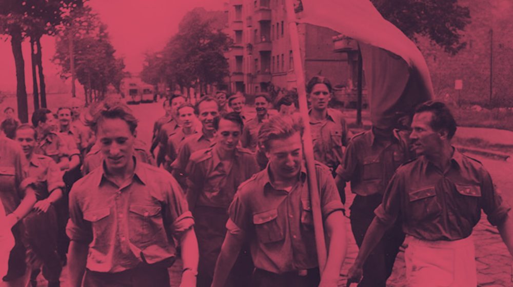 Demonstrationszug der FDJ 1949 mit Erich Honecker (Foto: BArch, Bild 183-Z0316-0327 / Foto: Gebhardt, CC-BY-SA 3.0)  