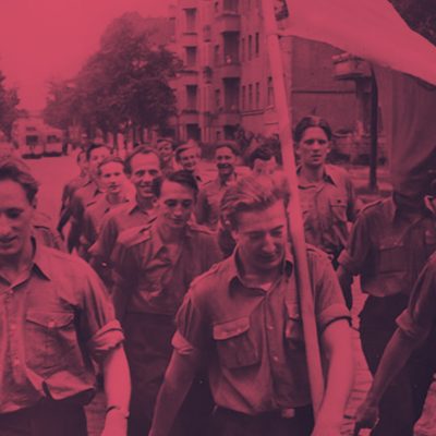 Demonstrationszug der FDJ 1949 mit Erich Honecker (Foto: BArch, Bild 183-Z0316-0327 / Foto: Gebhardt, CC-BY-SA 3.0)  