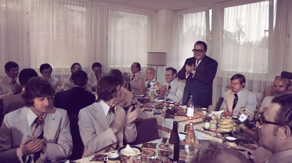 DDR-Fußballnationalmannschaft in der Ständigen Vertretung der DDR in Bonn (Foto: BArch, Bild 183-N0627-034, Rainer Mittelstädt, CC-BY-SA 3.0 , koloriert)