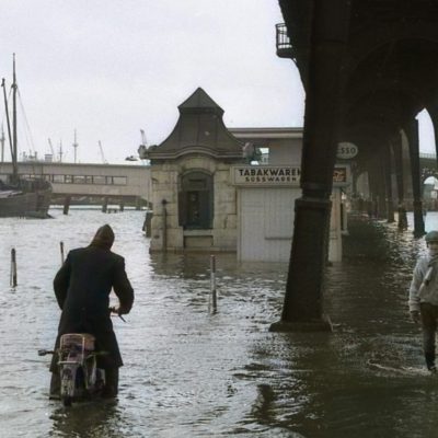 Sturmflut am Hamburger Baumwall 1962 (Foto: Holger Ellgaard, CC BY-SA 3.0, koloriert)