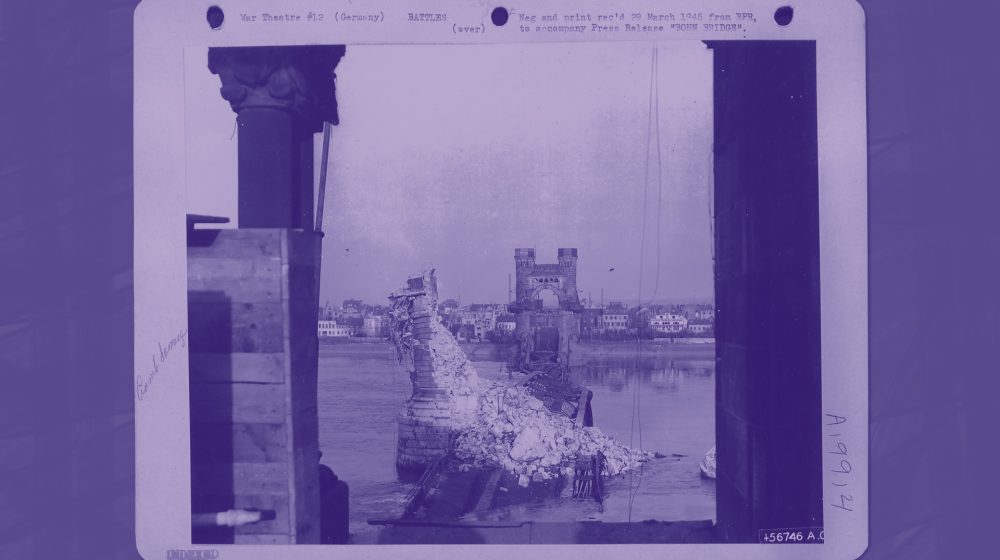 Von deutschen Truppe zerstörte Rheinbrücke in Bonn (Foto: Public Domain)