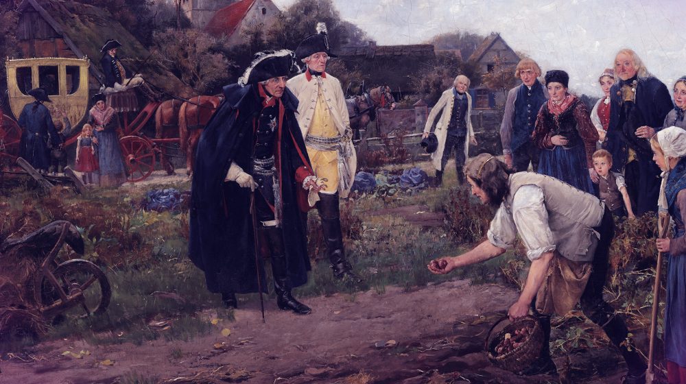 Friedrich II auf dem Kartofffeld (Foto: Robert Warthmüller / Robert Müller, Public Domain) 