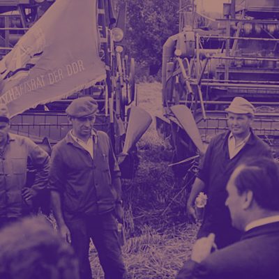 Übergabe der Wanderfahne des Landwirtschaftsrates (Quelle: BArch Bild 183-F0812-0016-001, CC BY-SA 3.0, Demme, Dieter)  