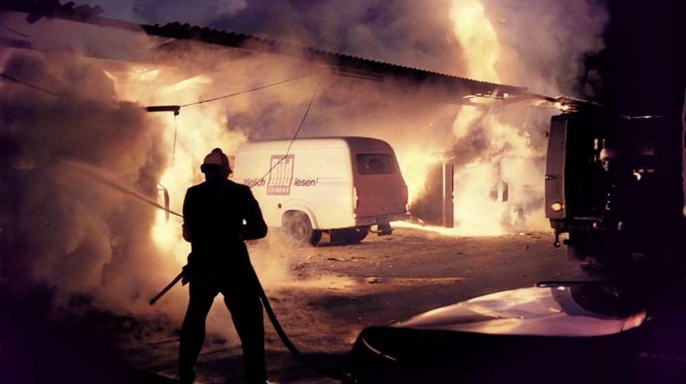 Löscharbeiten an „Bild“-Lieferwagen (Quelle: Stiftung Haus der Geschichte, Foto: Ludwig Binder, CC BY-SA 2.0)