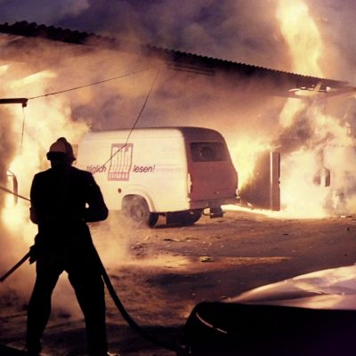 Löscharbeiten an „Bild“-Lieferwagen (Quelle: Stiftung Haus der Geschichte, Foto: Ludwig Binder, CC BY-SA 2.0)
