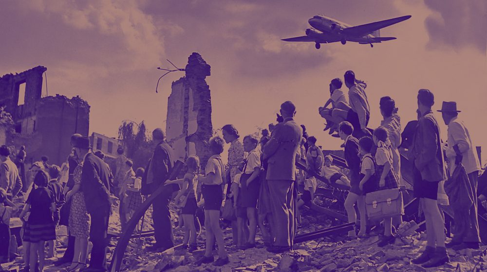 West-Berliner beobachten den Anflug von US-Transportmaschinen auf Tempelhof (Quelle: U.S. Air Force photo, CC BY-NC 2.0)