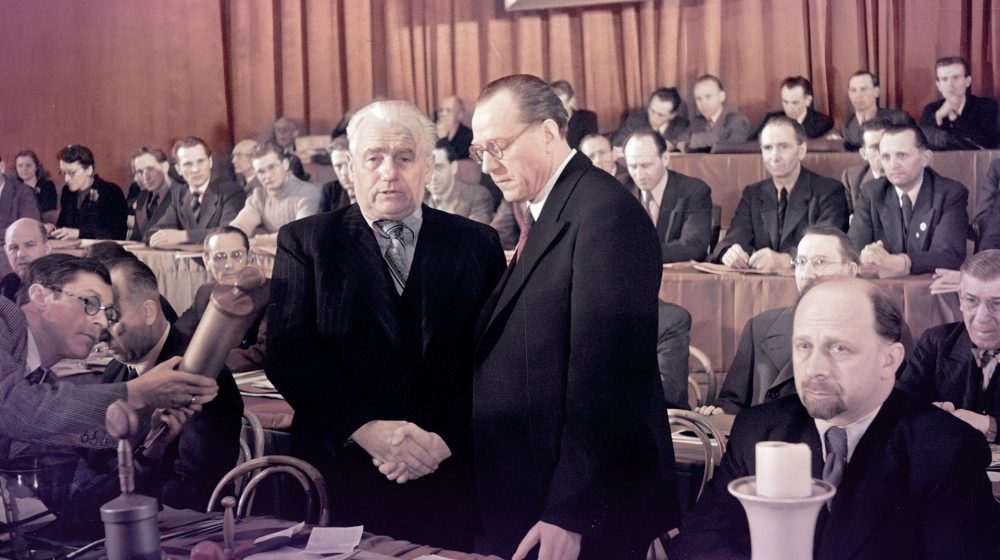 Vereinigungsparteitag von KPD und SPD zur SED [digital koloriert](Quelle: Deutsche Fotothek, CC BY-SA 3.0 DE)