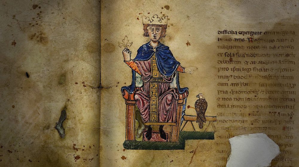 Thronender Friedrich in De arte venandi cum avibus (Quelle: Public Domain)