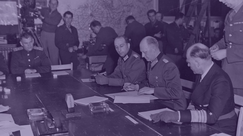 Unterzeichnung der Kapitulationsurkunde durch Generaloberst Alfred Jodl (Quelle: US Army)