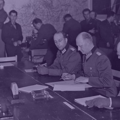 Unterzeichnung der Kapitulationsurkunde durch Generaloberst Alfred Jodl (Quelle: US Army)