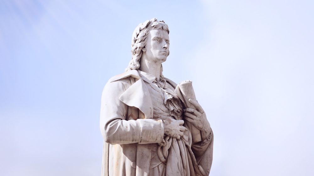 Schillerdenkmal am Berliner Gendarmenmarkt (Quelle: Ailura, CC BY-SA 3.0, Hintergrund erweitert)