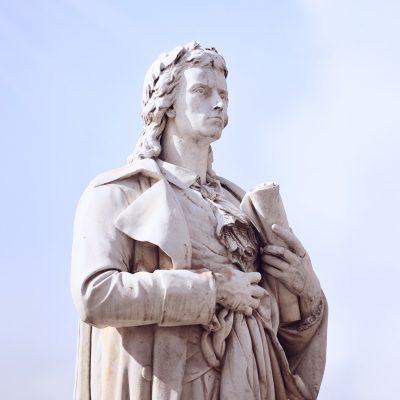 Schillerdenkmal am Berliner Gendarmenmarkt (Quelle: Ailura, CC BY-SA 3.0, Hintergrund erweitert)