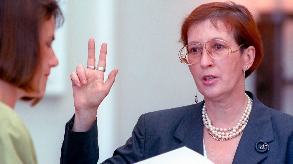 Vereidigung Heide Simonis’ (Quelle: akg-images / picture-alliance / dpa)