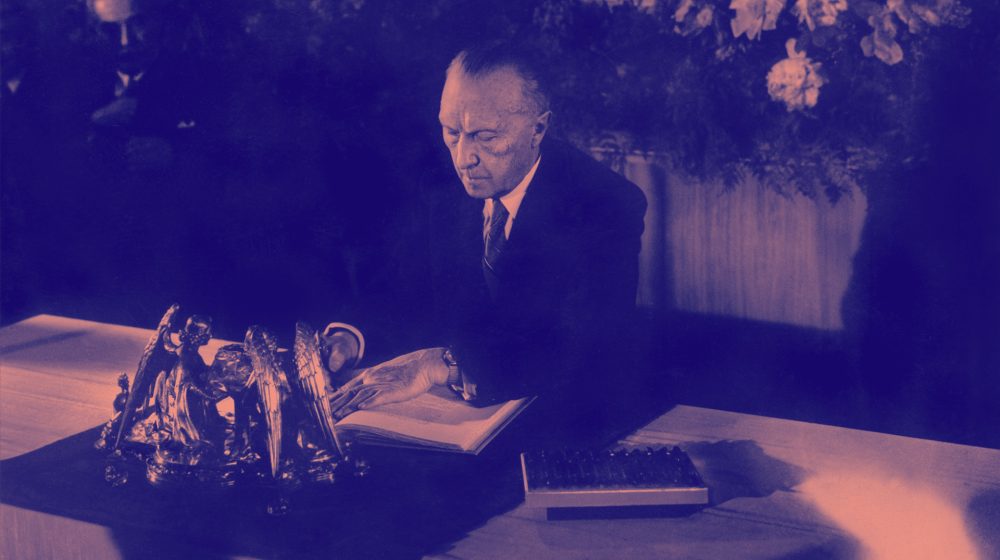Konrad Adenauer unterschreibt das Grundgesetz (Quelle: akg-images / picture-alliance / dpa)