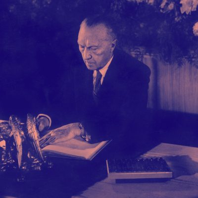 Konrad Adenauer unterschreibt das Grundgesetz (Quelle: akg-images / picture-alliance / dpa)