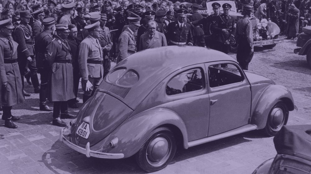 Hitler bei der Eröffnung des Volkswagen-Werks in Wolfsburg 1938 (Quelle: akg-images / picture-alliance / dpa)