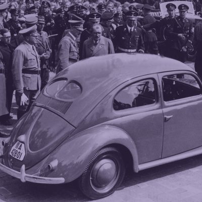 Hitler bei der Eröffnung des Volkswagen-Werks in Wolfsburg 1938 (Quelle: akg-images / picture-alliance / dpa)