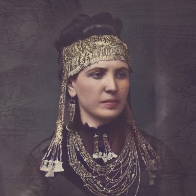 Sophia Schliemann mit Schmuck aus dem Troja-Schatz (Quelle: Public, digital koloriert)