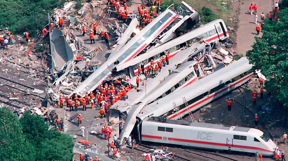 Verunglückter ICE 884 bei Eschede (Quelle: akg-images / picture-alliance / dpa)