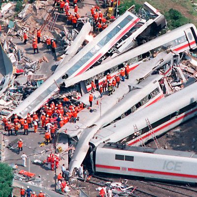 Verunglückter ICE 884 bei Eschede (Quelle: akg-images / picture-alliance / dpa)