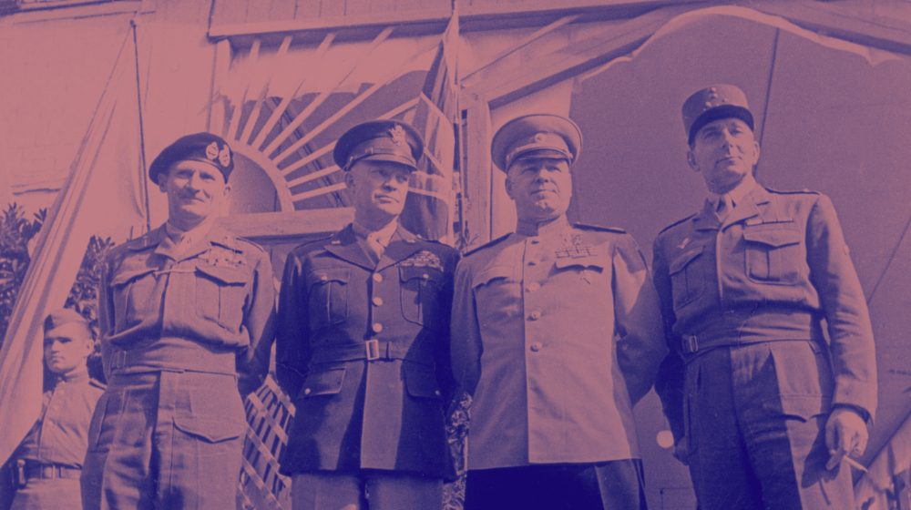 Marschall Schukow, General Eisenhower, Feldmarschall Montgomery und General Lattre de Tassigny am 05.06.1945 (Quelle: akg-images / Voller Ernst / Chaldej)