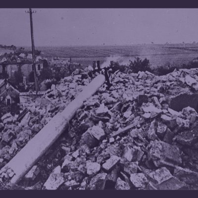 SS-Offizier auf den Ruinen Lidices (Quelle: United States Holocaust Memorial Museum)