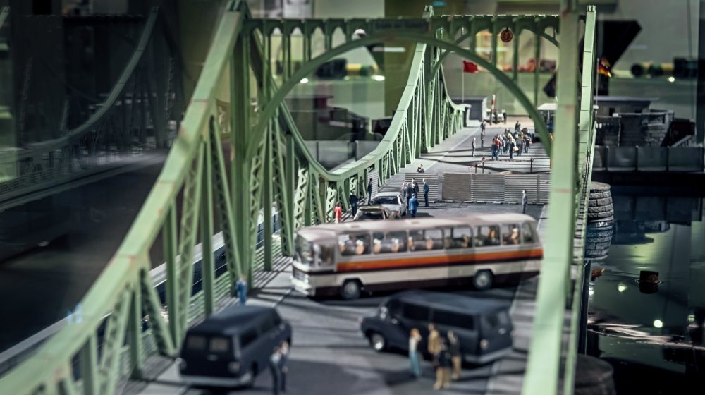 Der Agentenaustausch 1985 in einem Diorama des Deutschen Spionagemuseums