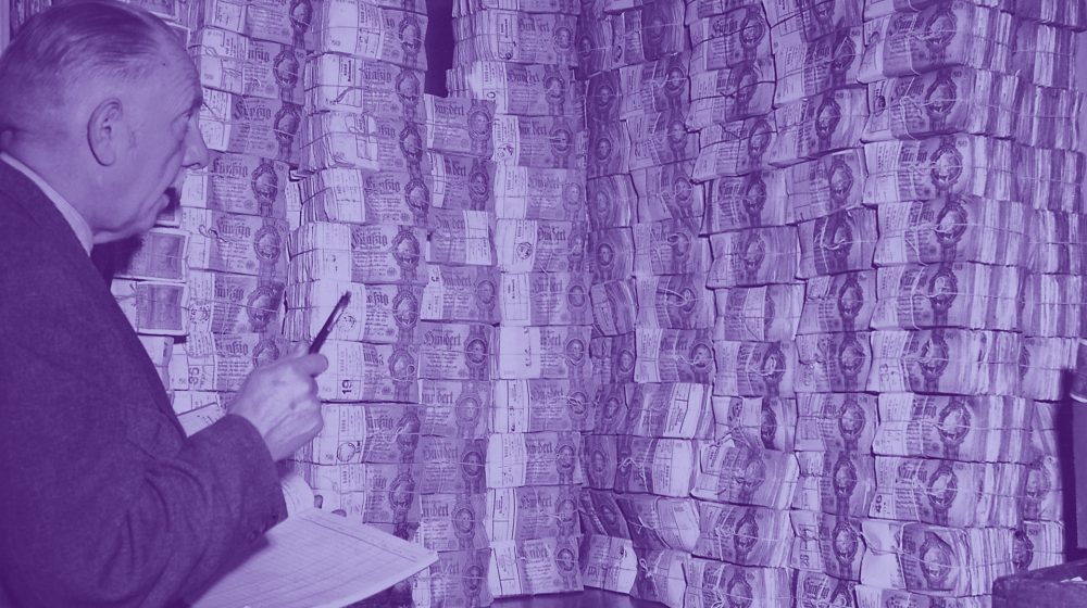 Gebündelte Reichsmarkscheine in der Hamburger Sparkasse, 1948 (Quelle: akg-images)