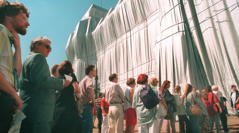 Warteschlange vor dem verhüllten Reichstag (Quelle: akg-images / picture-alliance / dpa)