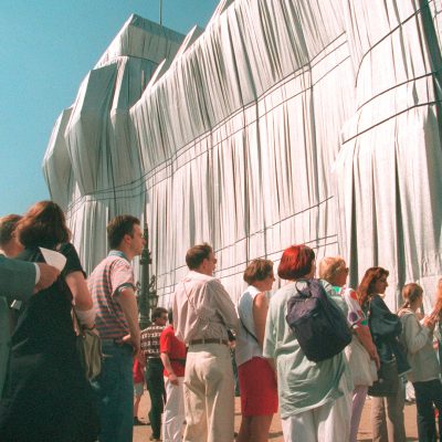 Warteschlange vor dem verhüllten Reichstag (Quelle: akg-images / picture-alliance / dpa)