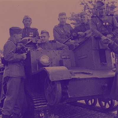 Amerikanische und sowjetische Soldaten am 03.07.45 (Quelle: Public domain)