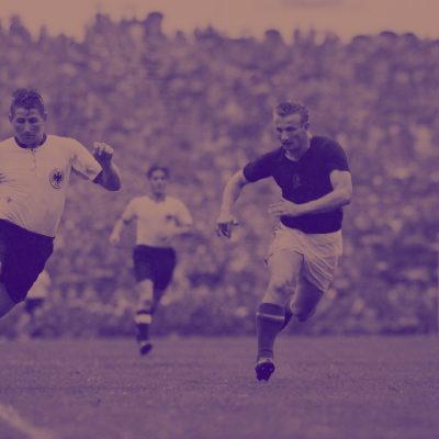 Helmut Rahn auf dem Weg zum Tor (Quelle: akg-images / Keystone)