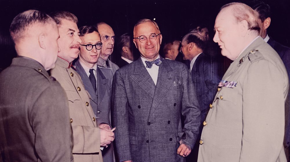 Stalin, Truman und Churchill auf der Potsdamer Konferenz, digital koloriert (Quelle: U.S. National Archives and Records Administration)