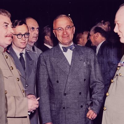 Stalin, Truman und Churchill auf der Potsdamer Konferenz, digital koloriert (Quelle: U.S. National Archives and Records Administration)