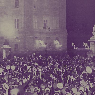 Jubelnde Briten vor dem Buckingham Palace nach der Kriegserklärung (Quelle: Public)