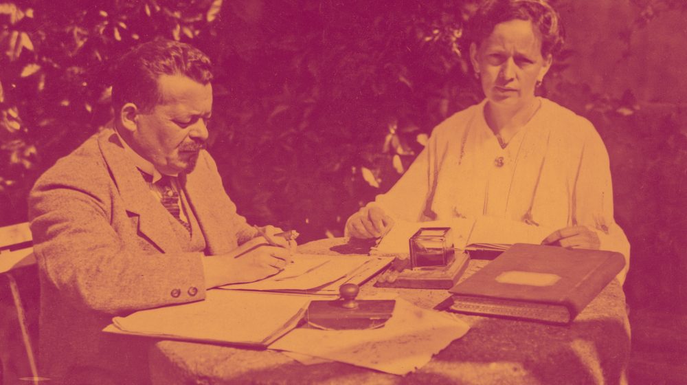 Friedrich Ebert bei der Unterzeichnung der Verfassung, rechts Louise Ebert (Quelle: Public)