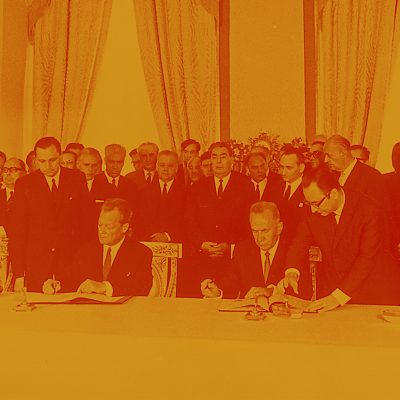 Außenminister Scheel und Kanzler Brandt bei der Unterzeichnung (Quelle: akg-images)