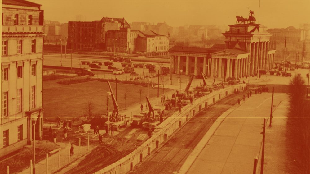 Verstärkung der Berliner Mauer am Brandenburger Tor im November 1961 (Quelle: CIA)