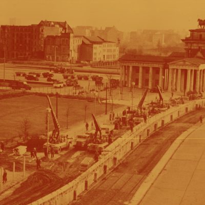 Verstärkung der Berliner Mauer am Brandenburger Tor im November 1961 (Quelle: CIA)