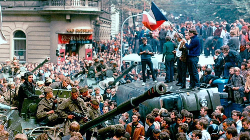 Demonstranten vor sowjetischem Panzer während des Prager Frühling (Quelle: akg-images / Universal Images Group / Sovfoto \ UIG)
