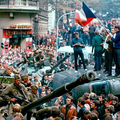 Demonstranten vor sowjetischem Panzer während des Prager Frühling (Quelle: akg-images / Universal Images Group / Sovfoto \ UIG)