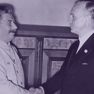 Stalin und der deutsche Reichsaußenminister Joachim von Ribbentrop (Quelle: Bundesarchiv, Bild 183-H27337,  CC-BY-SA 3.0)