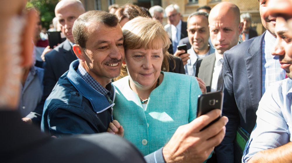 Bundeskanzlerin Angela Merkel beim Selfie mit dem Geflüchteten Anas Modamani (Quelle: Bernd von Jutrczenka, akg-Images)