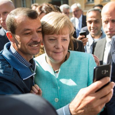 Bundeskanzlerin Angela Merkel beim Selfie mit dem Geflüchteten Anas Modamani (Quelle: Bernd von Jutrczenka, akg-Images)