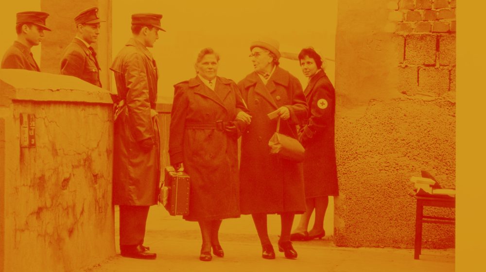 Rentner am Grenzübergang Oberbaumbrücke (Quelle: akg-images / Gert Schütz)