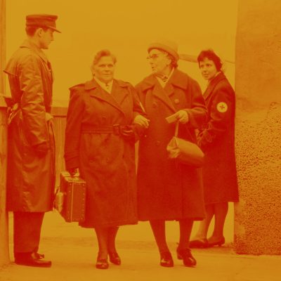 Rentner am Grenzübergang Oberbaumbrücke (Quelle: akg-images / Gert Schütz)